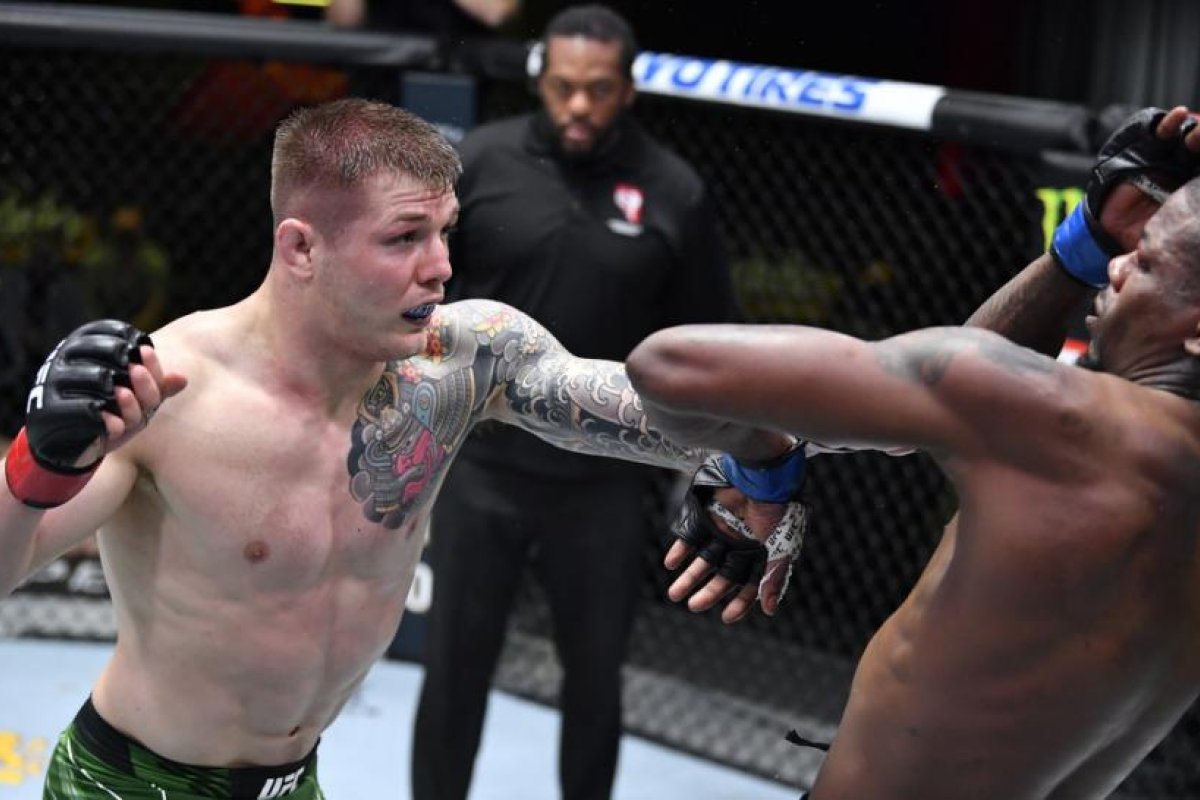 El italiano Marvin Vettori recibe una patada en la entrepierna al inicio de un combate, se recupera y gana por decisión unánime en la UFC