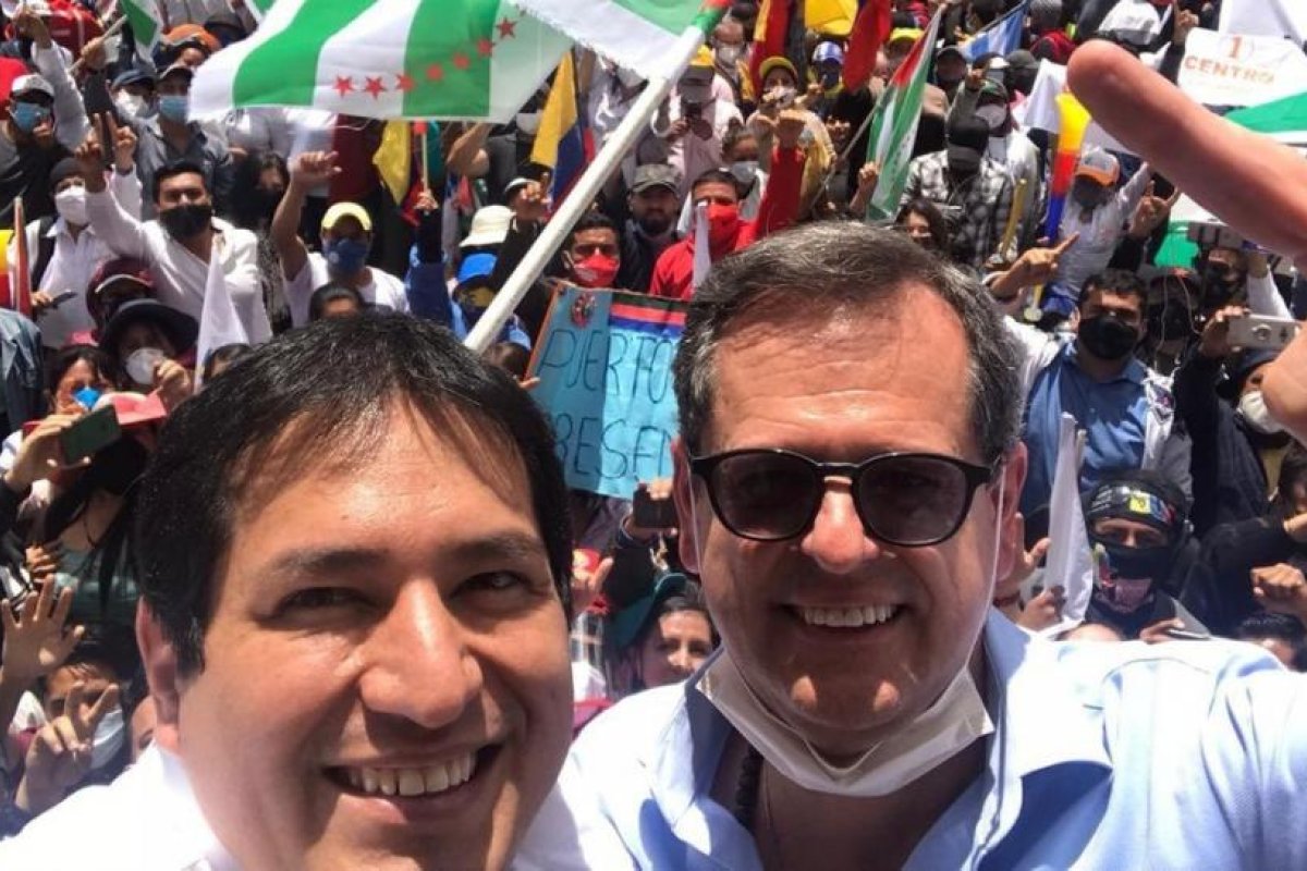 Manifestantes protestan ante el Consejo Nacional Electoral de Ecuador para exigir la inscripción del binomio Arauz-Rabascall