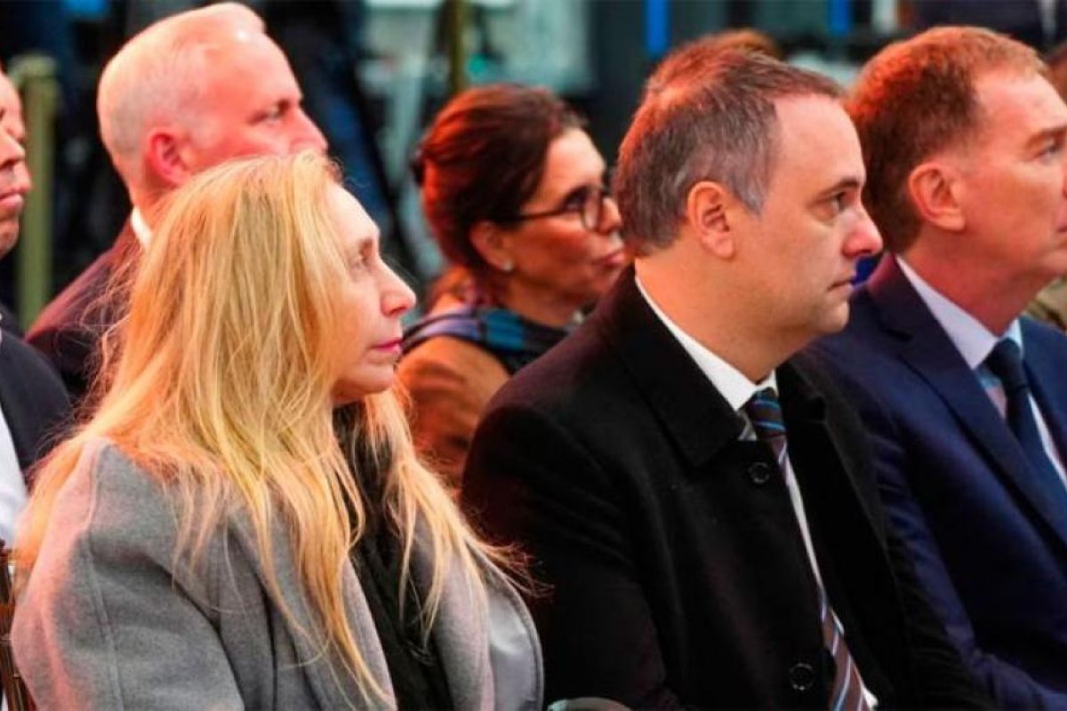 Milei reafirma su apoyo a Adorni en una reunión de Gabinete crítica