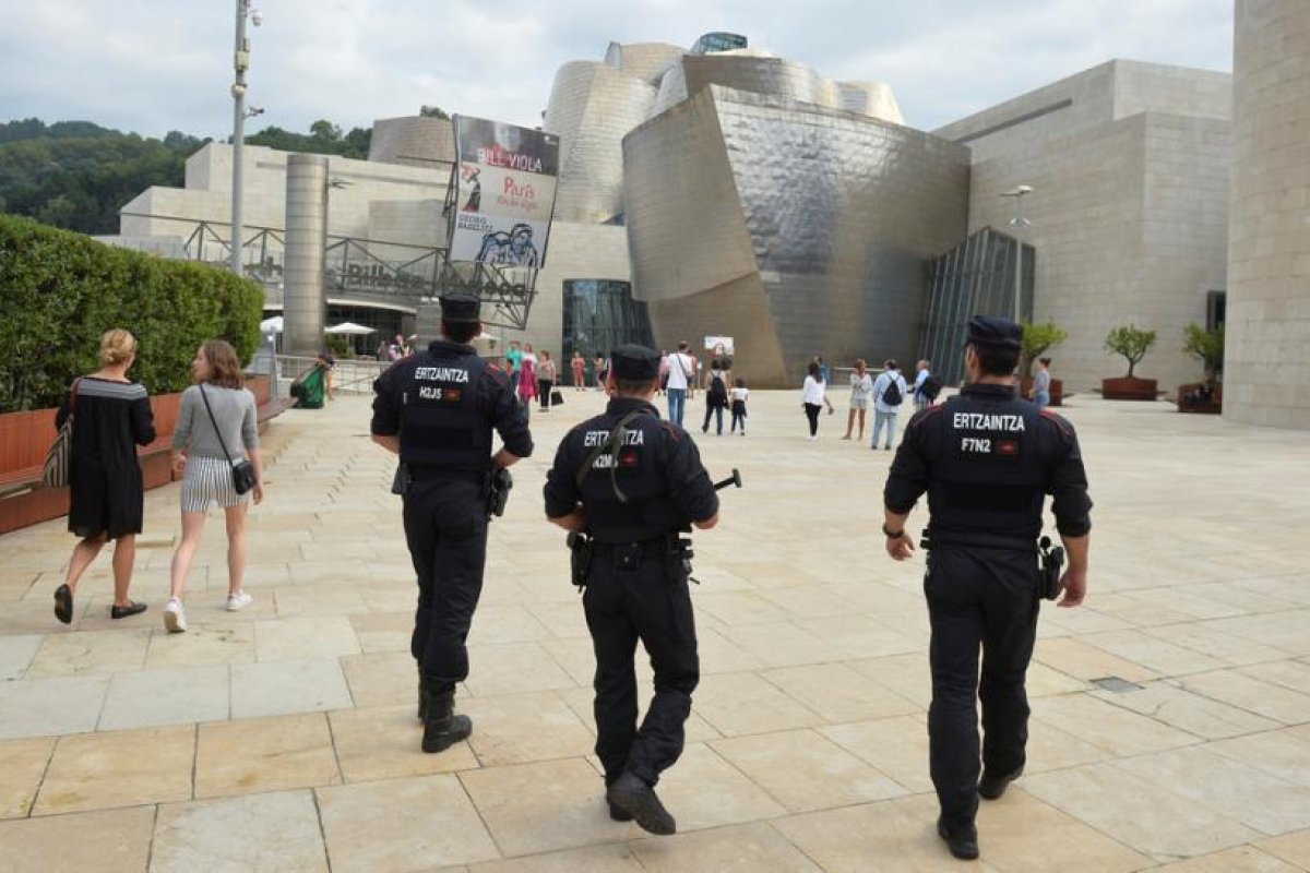 Un español busca la forma de satisfacer sus necesidades sexuales durante la pandemia y el consejo de la Policía de Bilbao sorprende a todos