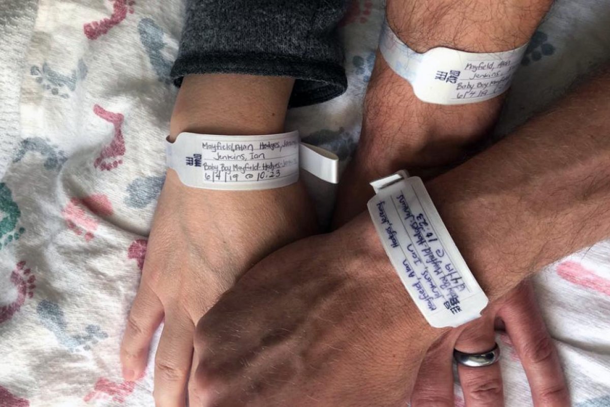 Poliamor: reconocen legalmente en Estados Unidos a una familia de tres padres y dos hijos