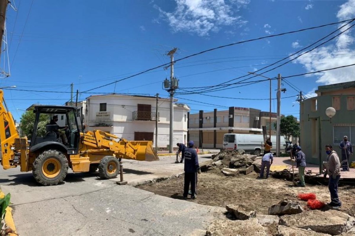 Personal de Obras Públicas realiza trabajos de bacheo integral en el microcentro de la ciudad