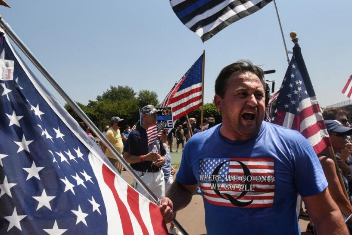 Pedofilia, satanismo y Trump 'el justiciero': ¿Qué es QAnon, la teoría de la conspiración prohibida por Facebook?