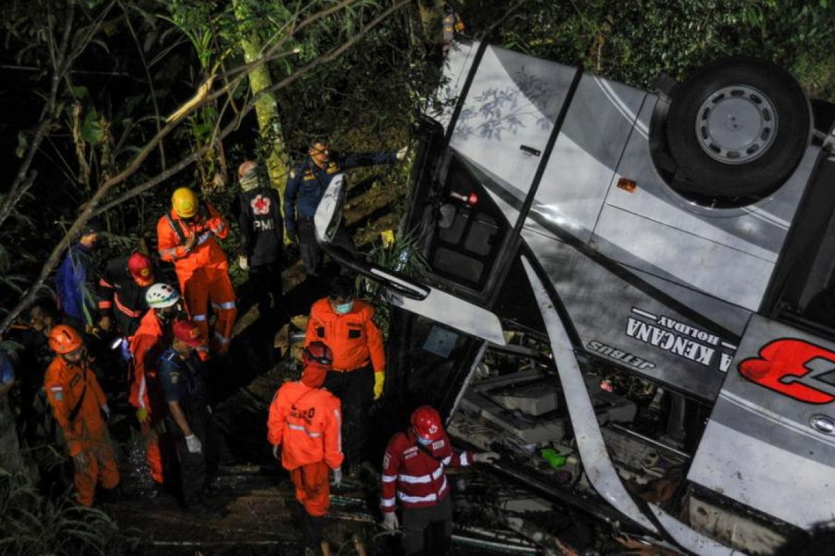 Al menos 27 personas mueren después de que un autobús escolar cayera por un barranco en Indonesia