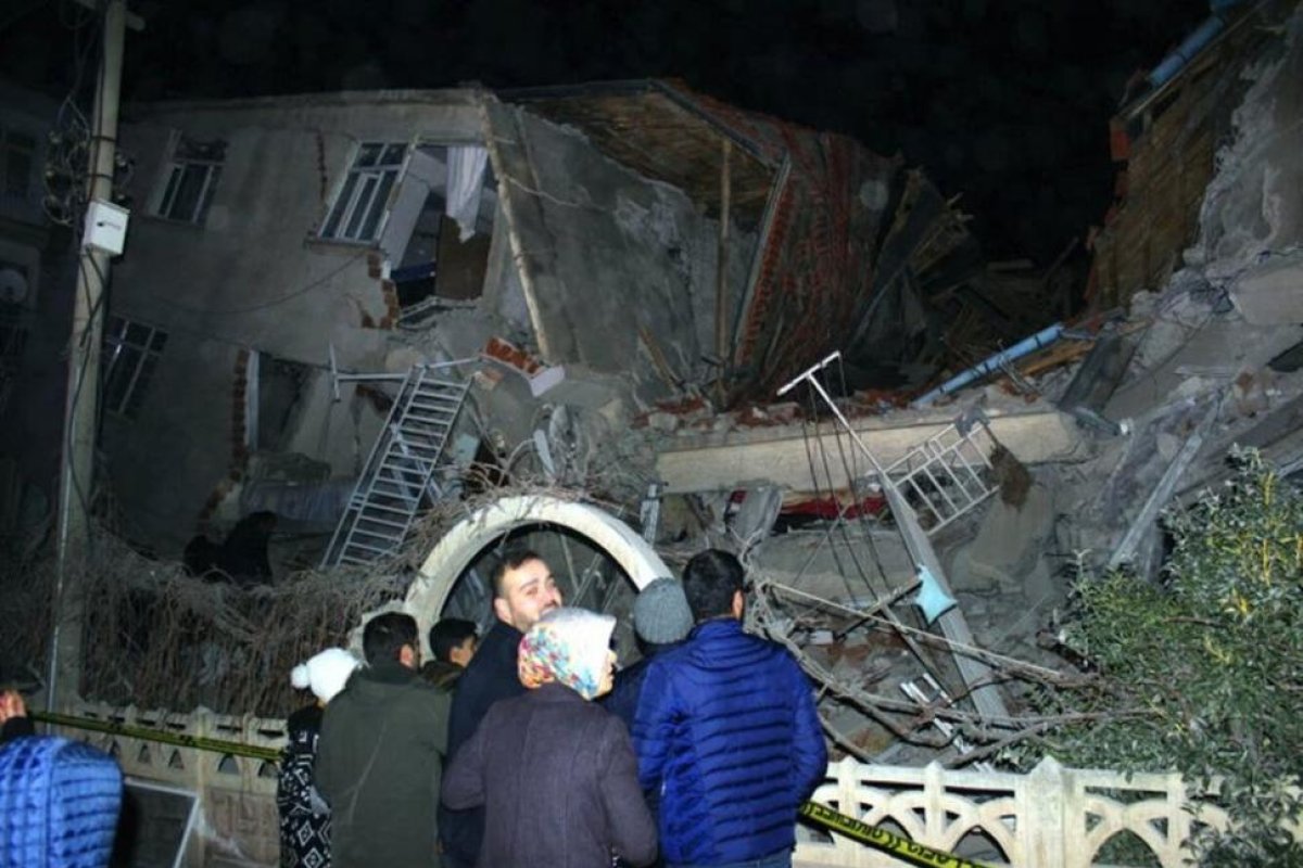Fuerte terremoto en el Egeo: derrumbes en Turquía y "mini tsunami" en una isla griega