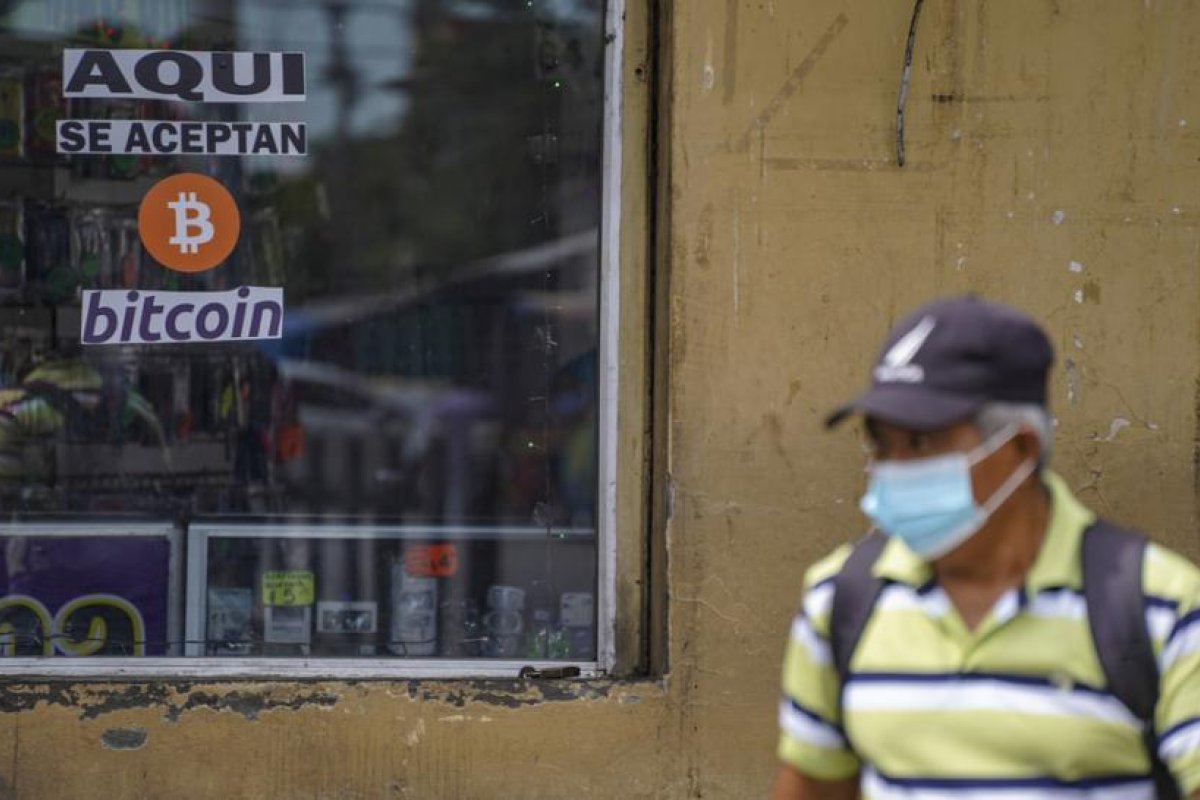 Números verdes, manejos grises: ¿qué ha pasado en El Salvador seis meses después de la apuesta de Bukele por el bitcóin?
