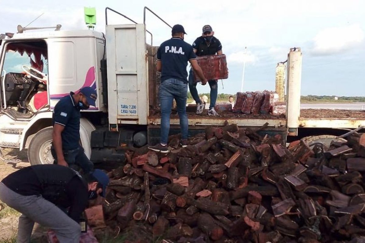 Tres detenidos y media tonelada de marihuana secuestrada en un camión de leña