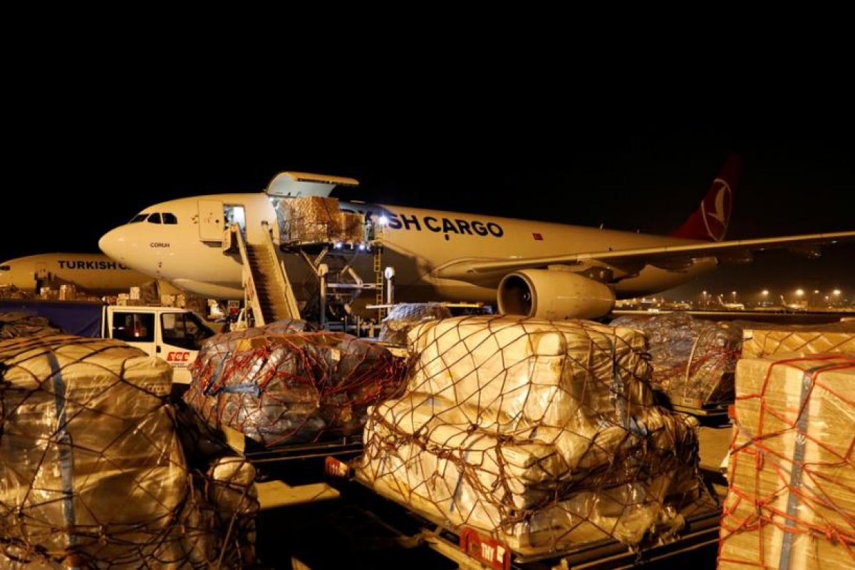Un adolescente sobrevive a un vuelo de unos 400 kilómetros escondido en el compartimento del tren de aterrizaje de un avión
