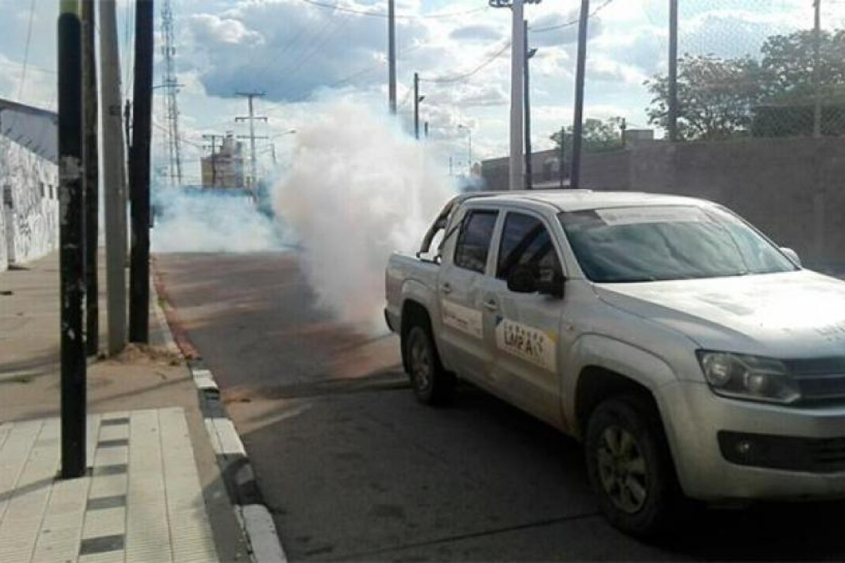 Intensa fumigación contra el mosquito propagador del dengue en la ciudad