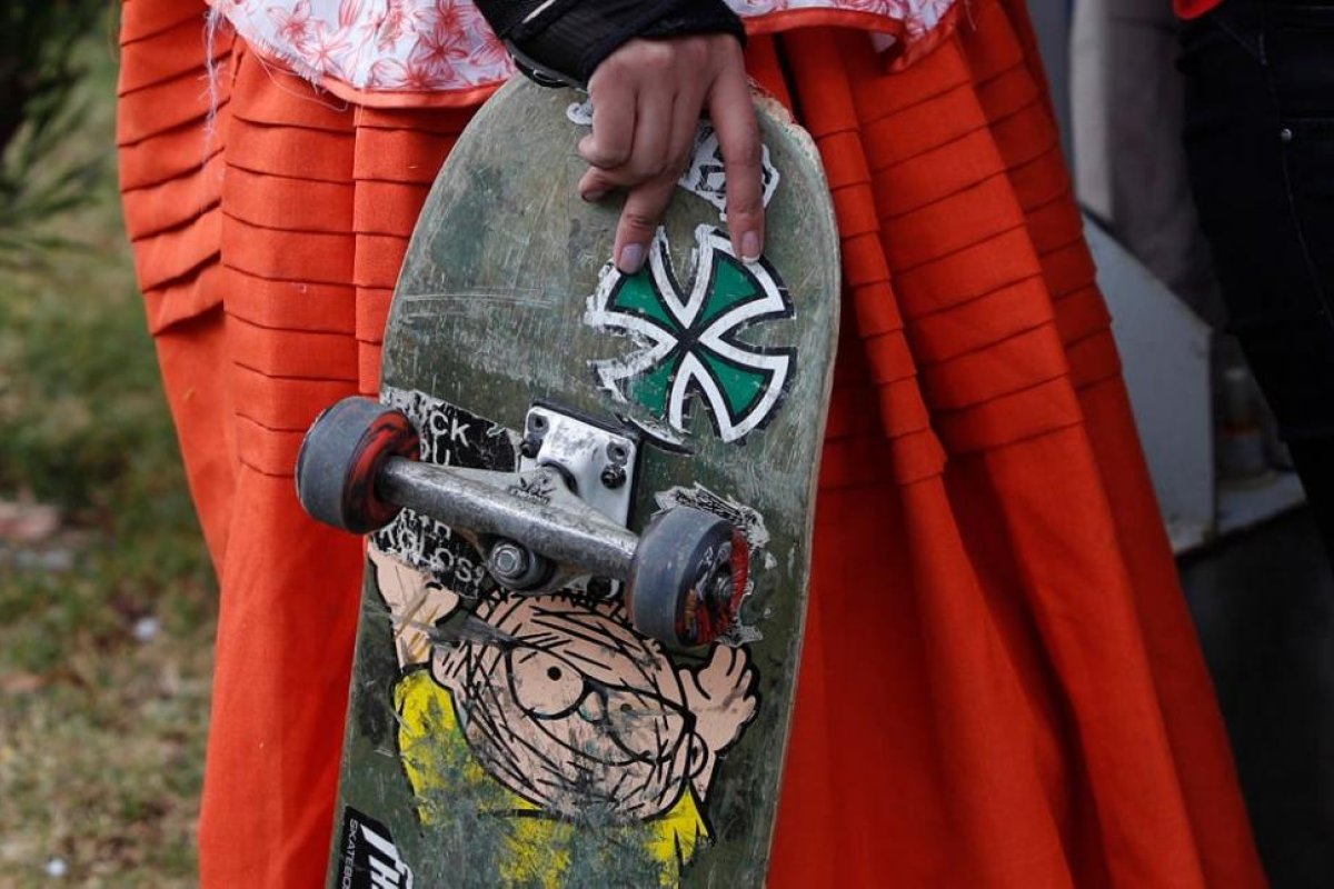 En fotos. Jóvenes bolivianas promueven el skate vestidas de cholas