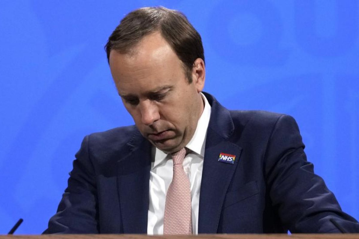 Renuncia el ministro británico de Salud tras aparecer en una foto abrazado a su asistente