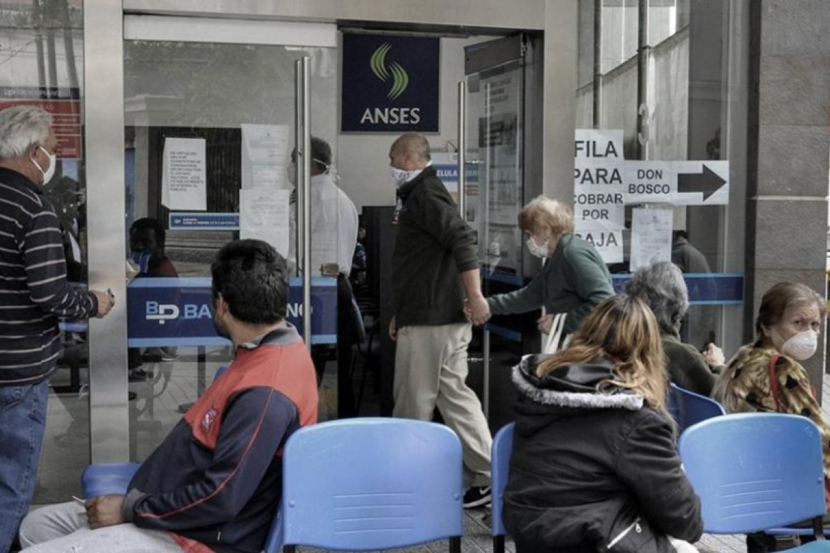 Buenos Aires: jubilados y pensionados cobrarán el medio aguinaldo desde el jueves