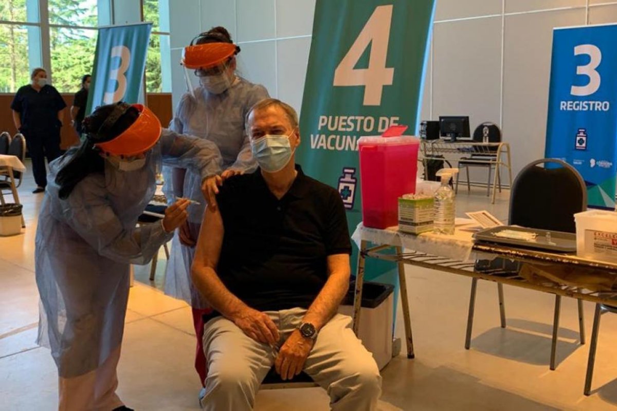 Juan Schiaretti se vacunó contra el coronavirus: recibió la primera dosis de la Sputnik V tras una recomendación científica