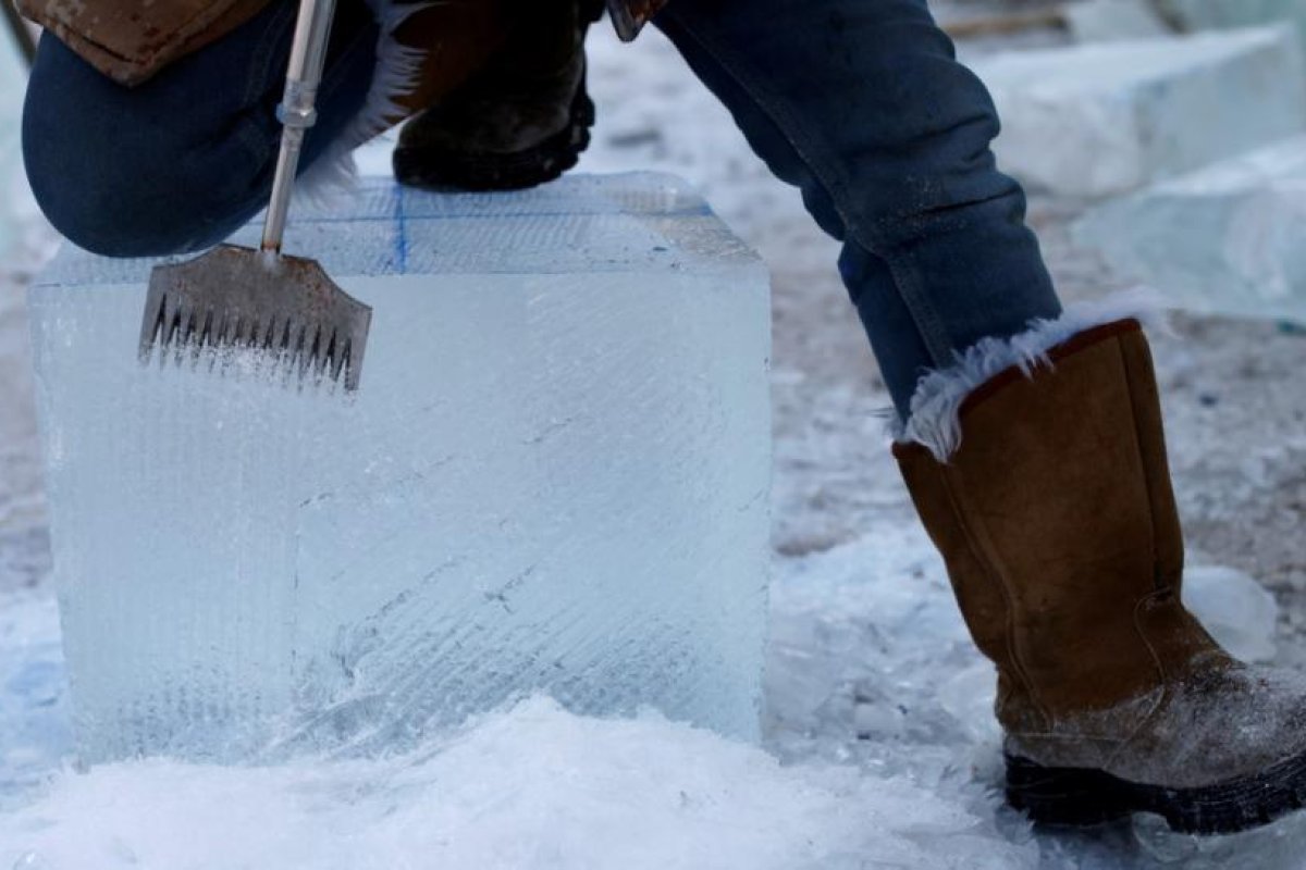 FOTOS: Un cavernícola dentro de un bloque de hielo aparece en un parque estadounidense