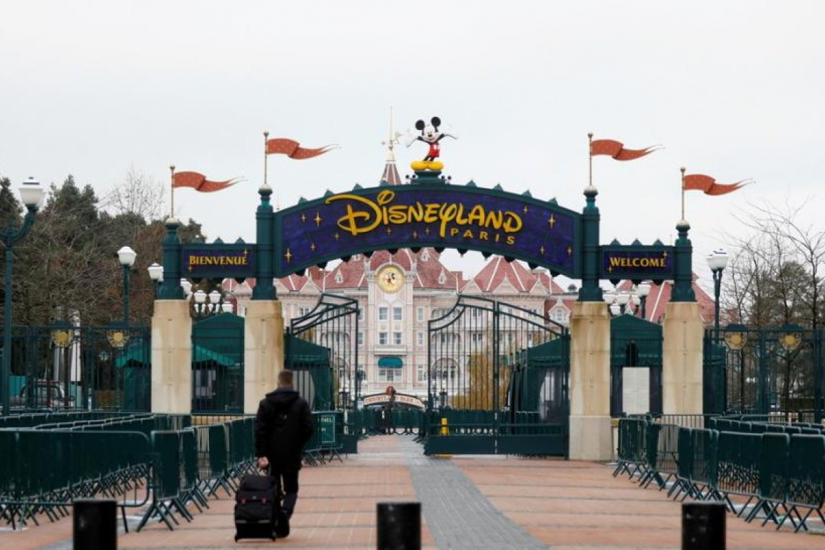 "Gasté 15.000 dólares": Arrestan a un visitante en Disney tras saltarse un control de temperatura y alega su inocencia