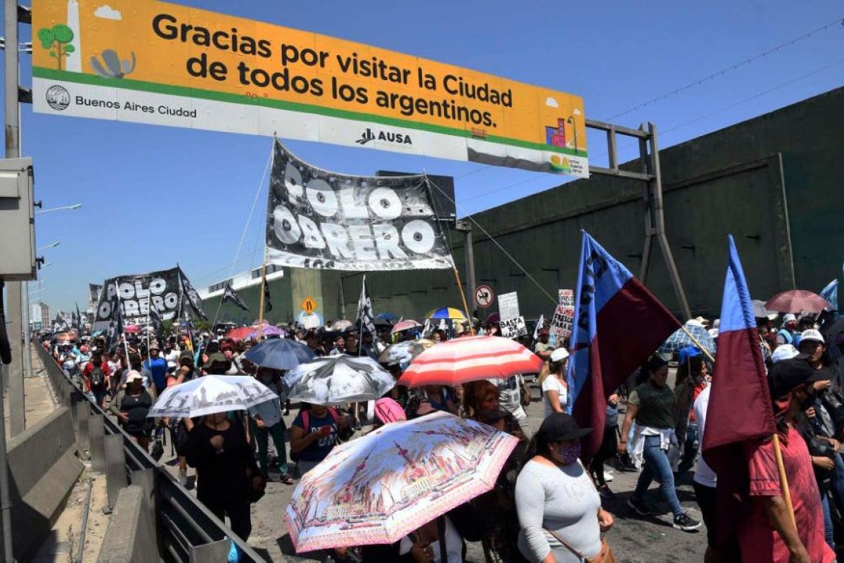 Los piqueteros piden actualizar planes sociales y amenazan con un acampe