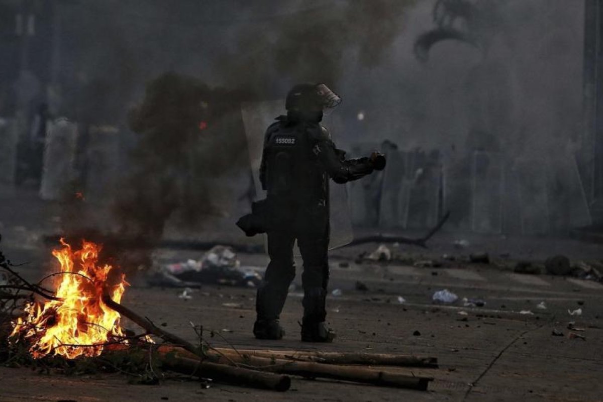 "Somos prensa, ¿por qué nos dispararon?": 3 periodistas colombianos graban cómo el Esmad les dispara con perdigones mientras cubrían protestas