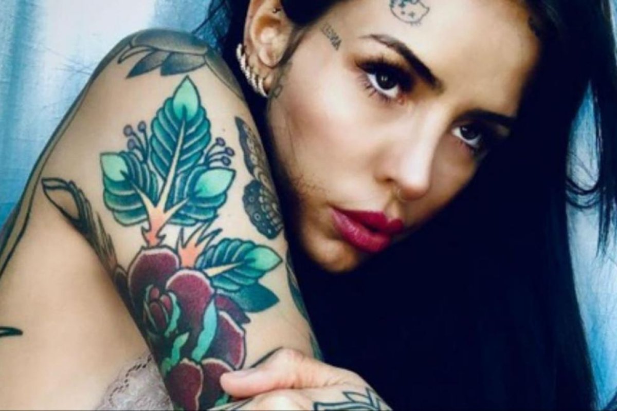 Cande Tinelli publicó una selfie reveladora: "El vino te da curvas"