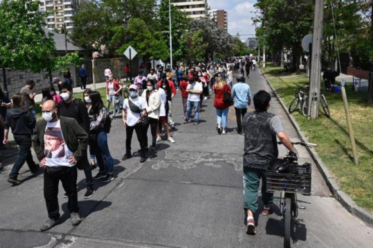 Chilenos acuden masivamente a votar en plebiscito sobre reforma de la Constitución de Pinochet, a un año de las protestas