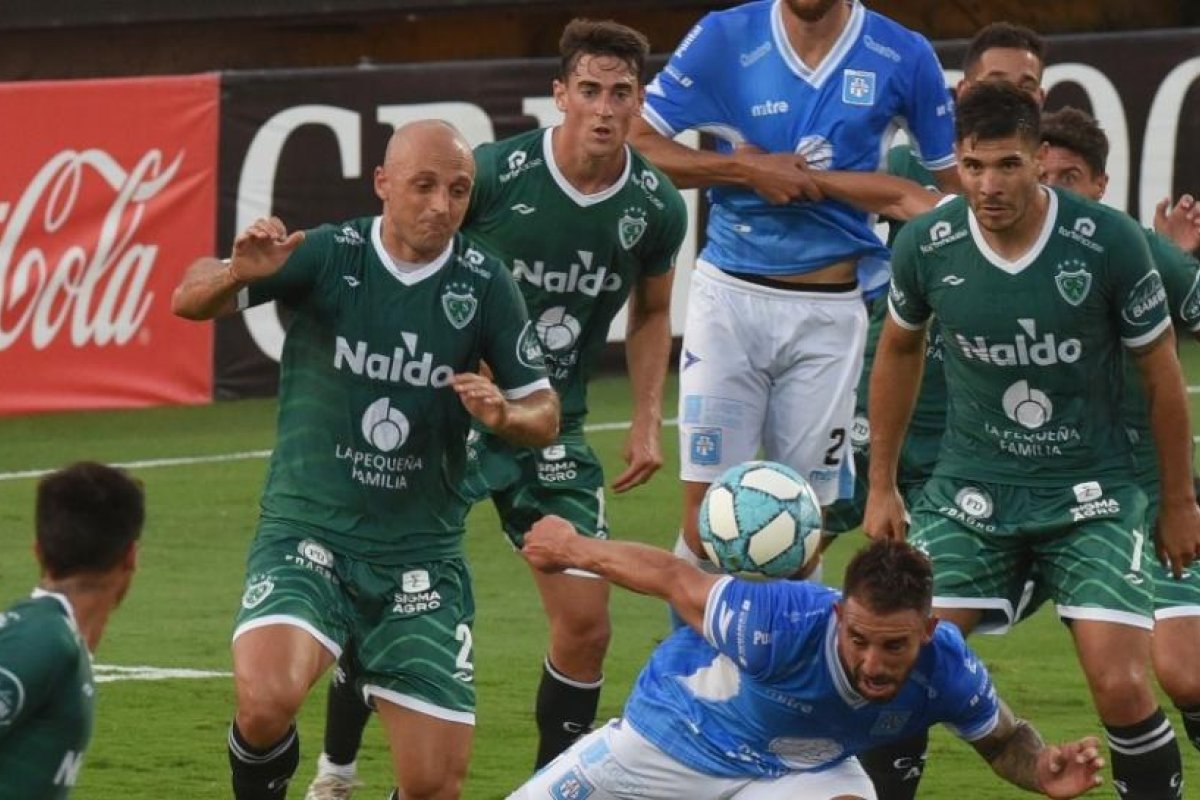 Sarmiento ganó en los penales y regresa a la Primera División