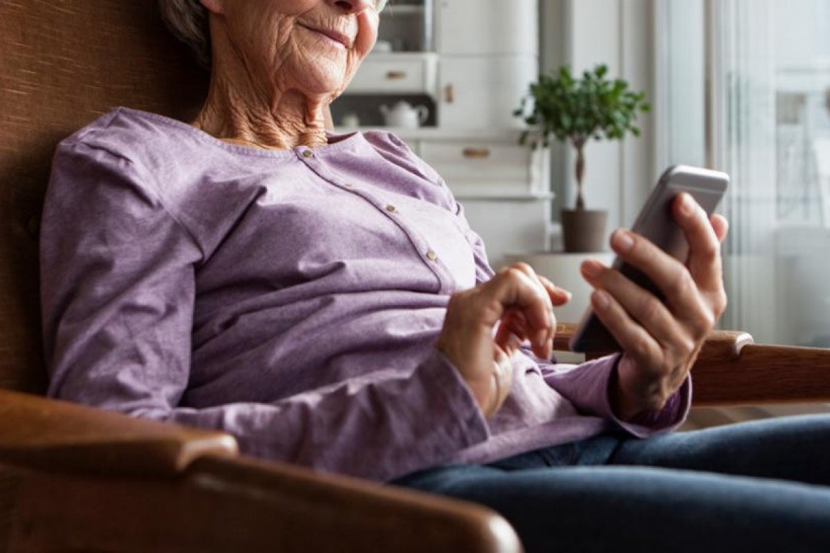 Una anciana, cansada de que su nieto esté soltero, le crea un perfil en Tinder (donde lo tacha de "desordenado" y mal cocinero)