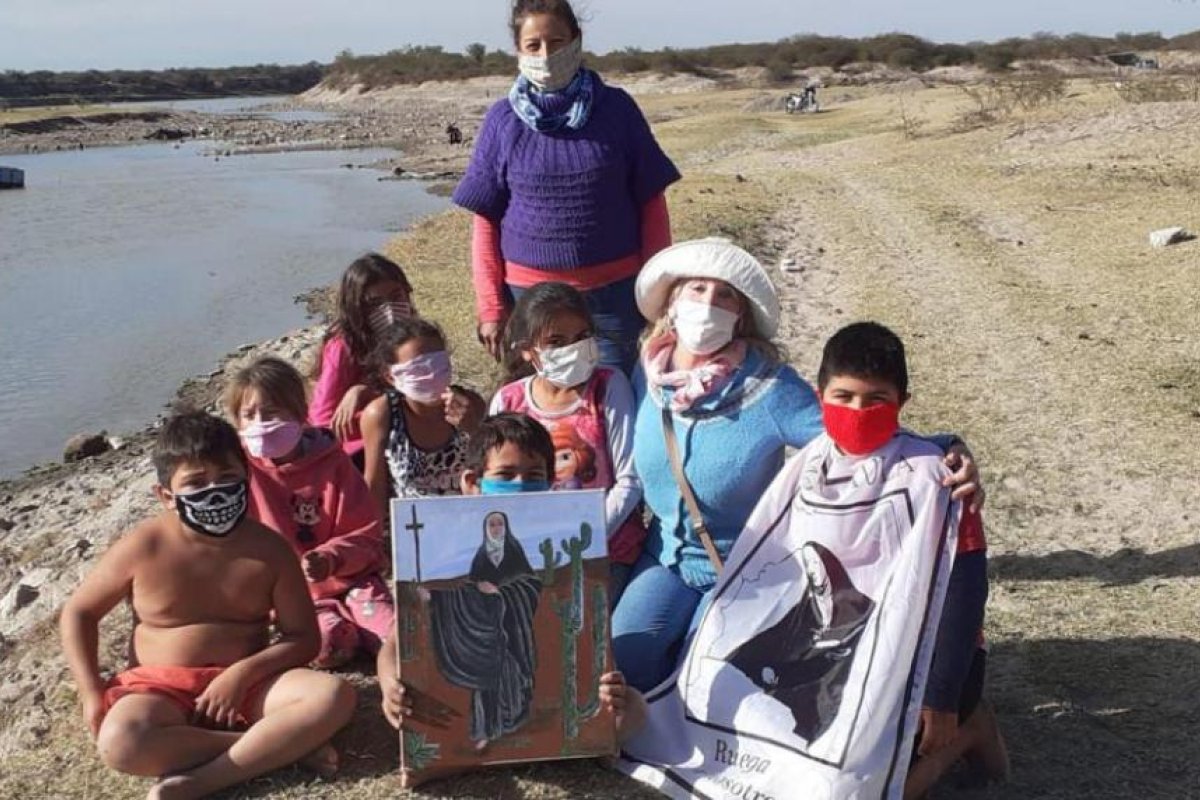 El Churqui: Misionera enseña el legado de María Antonia a niños de la zona