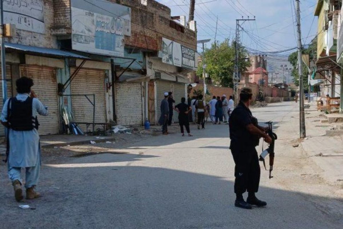 Explosivo ataque en Pakistán causa múltiples muertes en mezquita durante oración