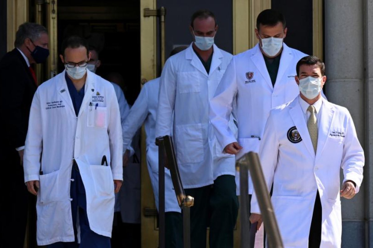 El equipo médico de Trump afirma que el presidente ha experimentado bajas de oxígeno en la sangre