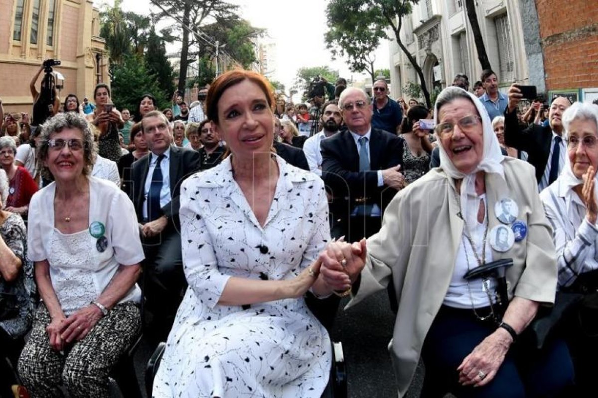 Cristina Kirchner se suma al homenaje a los desaparecidos en la Iglesia de la Santa Cruz