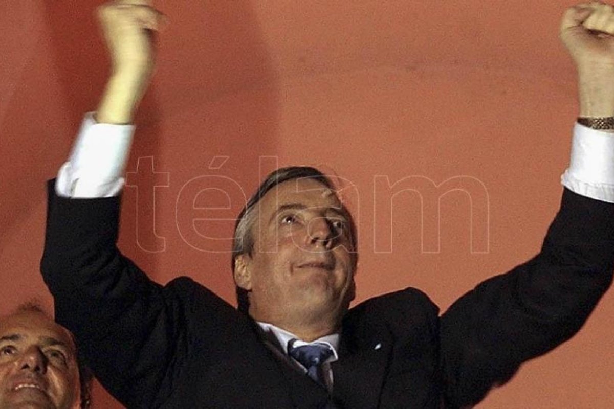Funcionarios y dirigentes políticos recuerdan a Néstor Kirchner en el día de su nacimiento