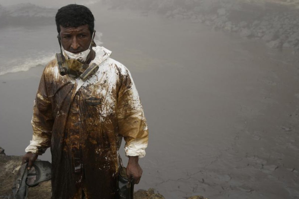 Alertan en Perú sobre los riesgos a los que se exponen los trabajadores y voluntarios que limpian las playas afectadas por el derrame
