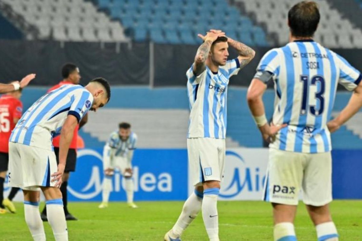 Racing Club queda eliminado de la Copa tras empatar con Caracas 2-2