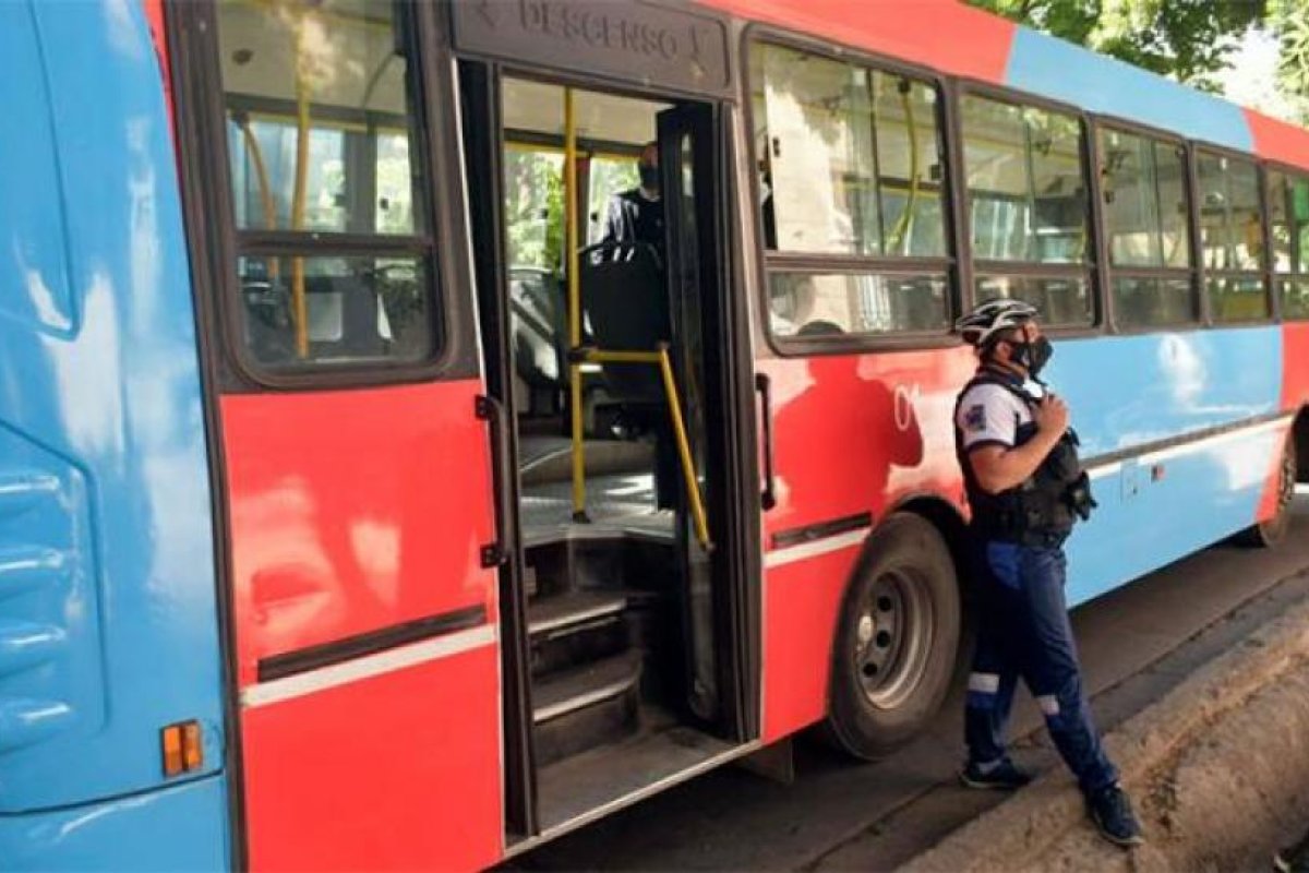 Un colectivero atropelló y mató a uno de los ladrones que quiso subir a robar