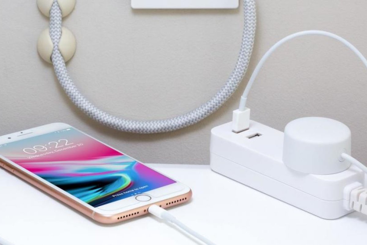 Un cargador de IPhone estalla y quema la cara a una joven mientras dormía en su cama
