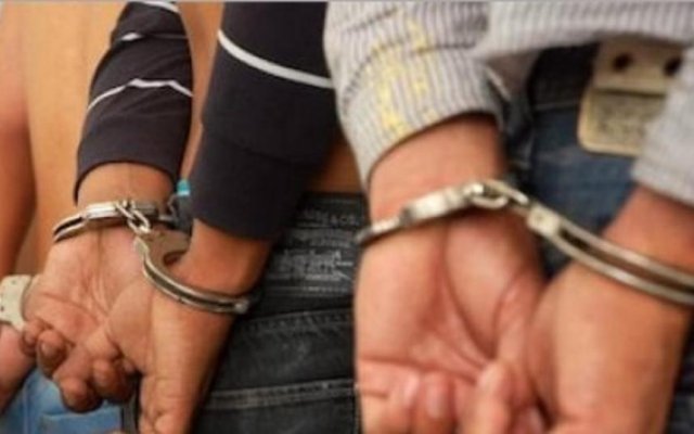 Barrio 25 de Mayo: Detienen a 10 personas que agredieron a la policía durante una reunión clandestina