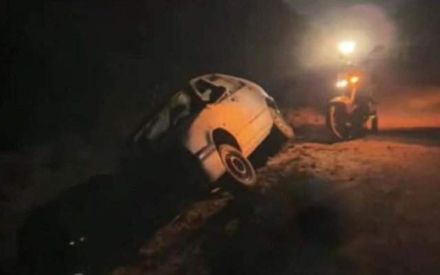 Toro Pozo: un auto cayó en una zanja por el grave deterioro del camino