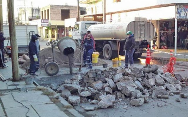 Realizan trabajos de bacheo y mejoras de las calles del microcentro de Las Termas de Río Hondo