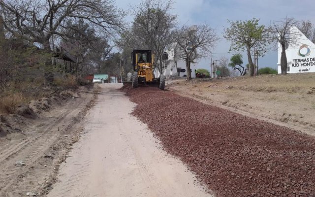 Barrio Norte: Trabajan en el nivelado, perfilado y colocación de piedra base en el camino principal