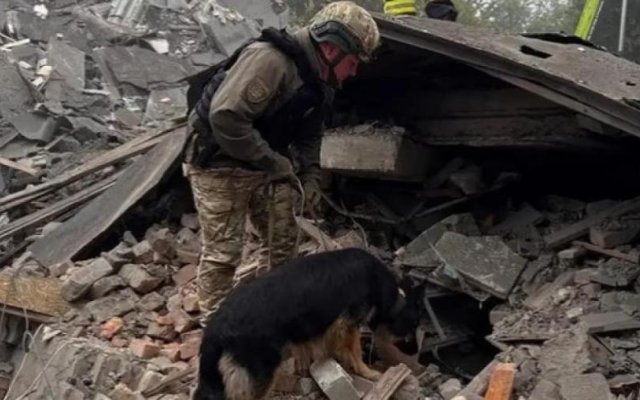 Bombardeo ruso en Zaporiyia: víctimas y crisis en la central nuclear
