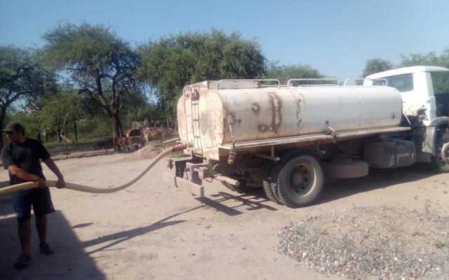 Los Ovejeros: operativos de distribución de agua