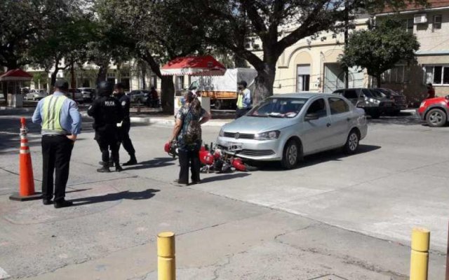 Barrio Sector el Alto: Colisión entre un automovil y una motocicleta con saldo de dos mujeres heridas