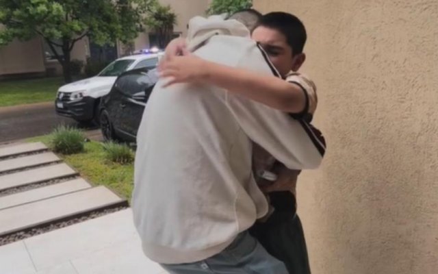 Emotivo reencuentro de Callejero Fino con su hijo tras su salida de prisión