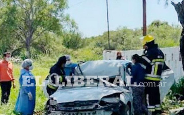 Villa Río Hondo: automovilista chocó contra un árbol