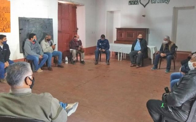 Vinará: Planifican acciones ante el avance de la plaga de langostas