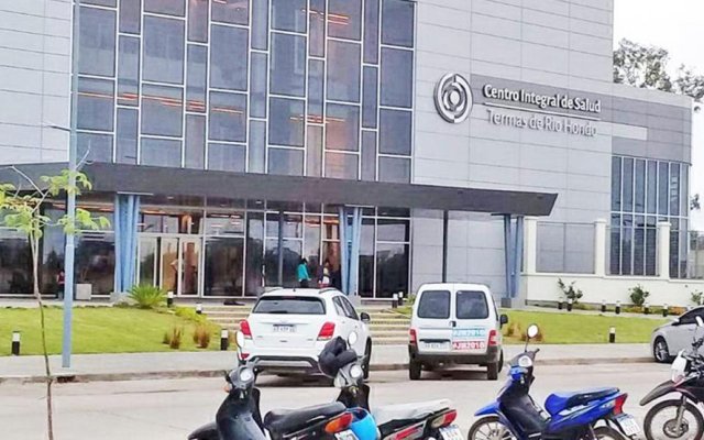 Villa Balnearia: Motocicleta chocó a una camioneta de atrás y una joven sufrió heridas