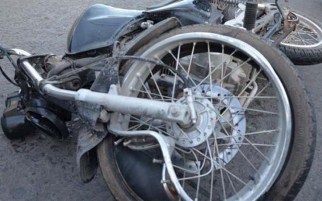 Motociclista en aparente estado de ebriedad chocó contra una columna de cemento