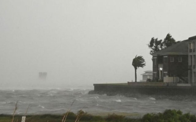 El huracán Isaías impacta el sureste de EE.UU. y provoca apagones masivos