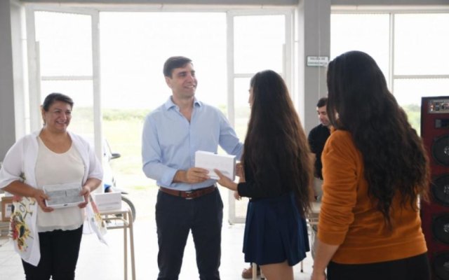 Continúan con las entregas de tablets a alumnos de Las Termas de Río Hondo