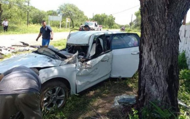 Villa Río Hondo: Un joven se salvó de milagro tras volcar con su automóvil quedando inscrustado en un árbol