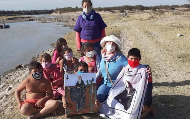 El Churqui: Misionera enseña el legado de María Antonia a niños de la zona
